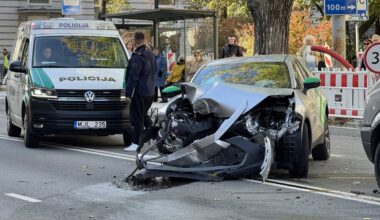 Vilniuje „Bolt Drive“ automobilis rėžėsi į medį – vairuotojas pabėgo