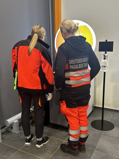 Neblaivi telšiškė įsikūrė tarp bankomatų