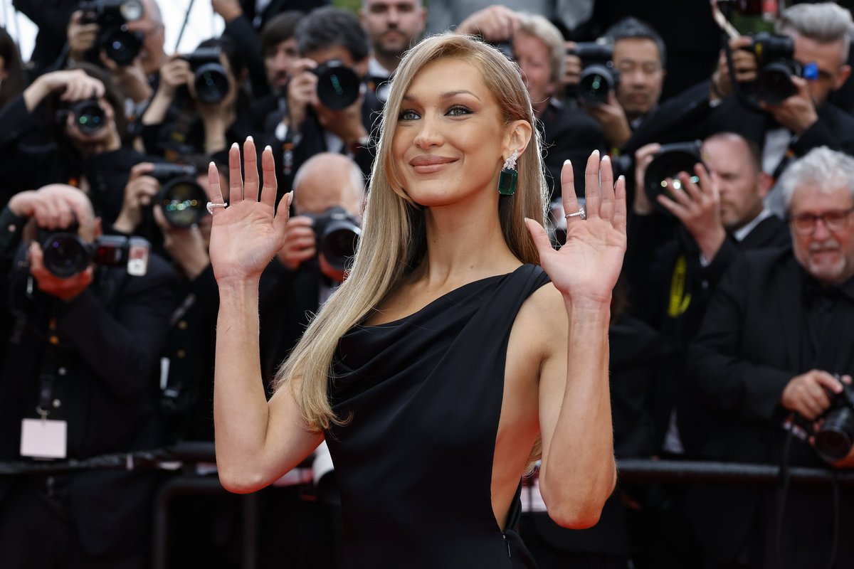 Gerbėjų susirūpinimą pajutusi Bella Hadid atsakė, ką iš tiesų kentė žengdama garsiojo šou podiumu: atsiprašau, jei nuvyliau