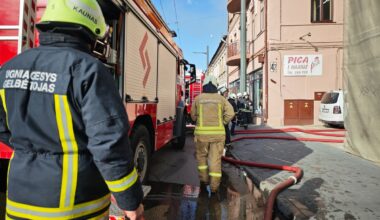 Kauno rajone užsiliepsnojus pastatui, iš jo evakuota 15 suaugusiųjų ir 6 nepilnamečiai