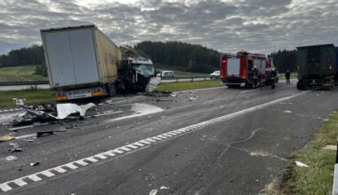 Magistralėje Panevėžys–Vilnius smarki vilkikų avarija: nukentėjo vienas vairuotojas