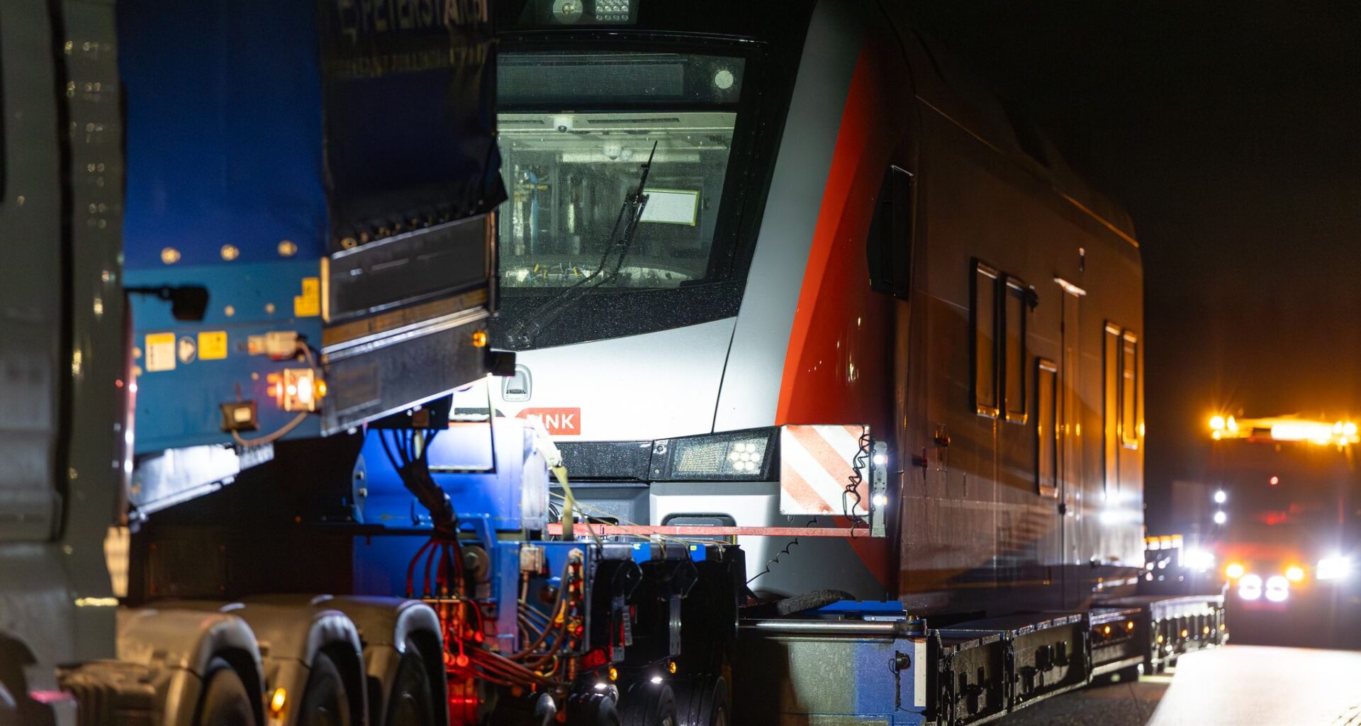 Į Vilnių atkeliavo pirmasis naujas šveicariškas elektrinis traukinys