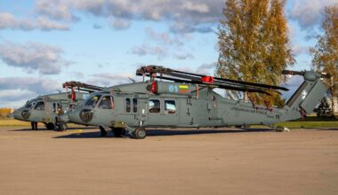 Pirmieji Lietuvos „Black Hawk“ – Juodieji vanagai su Trispalve ir Vyčio kryžiumi