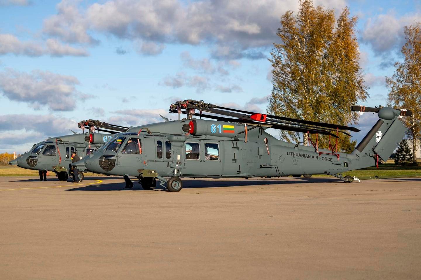 Pirmieji Lietuvos „Black Hawk“ – Juodieji vanagai su Trispalve ir Vyčio kryžiumi