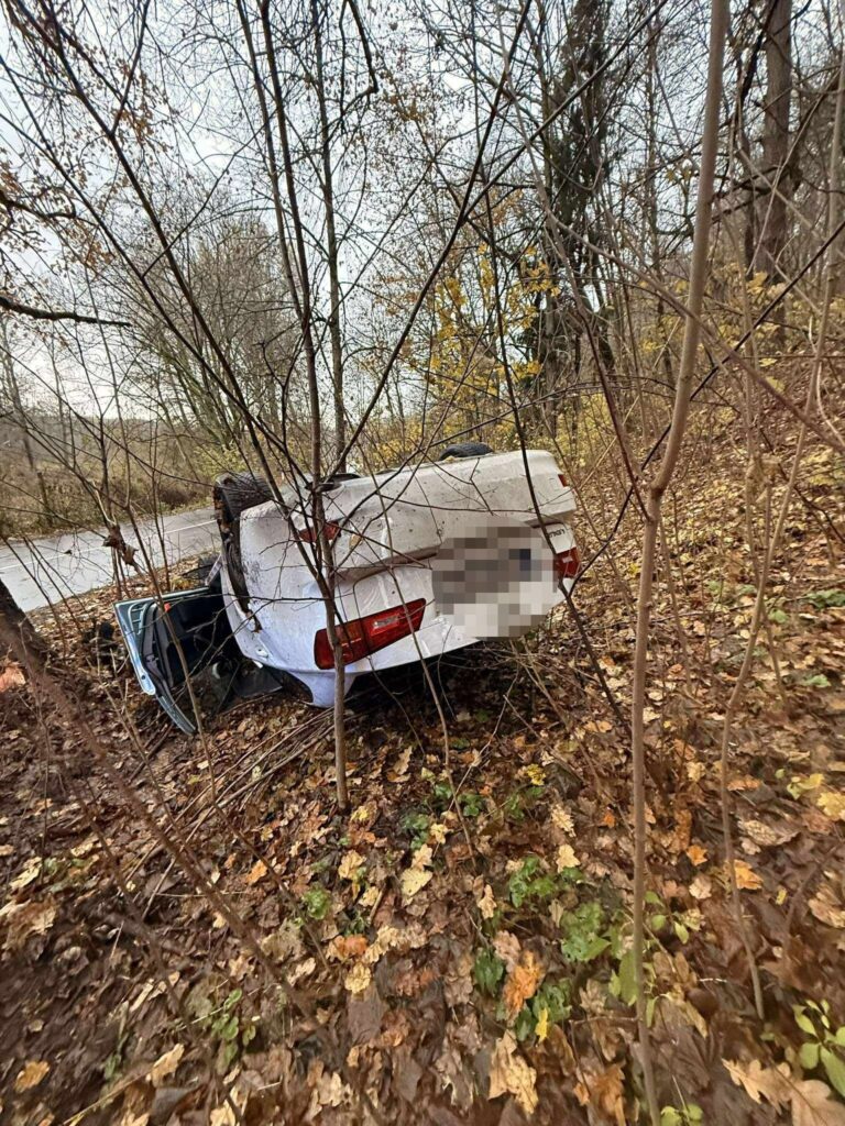 Apvirtęs Lexus prie Verkių rūmų Vilniuje