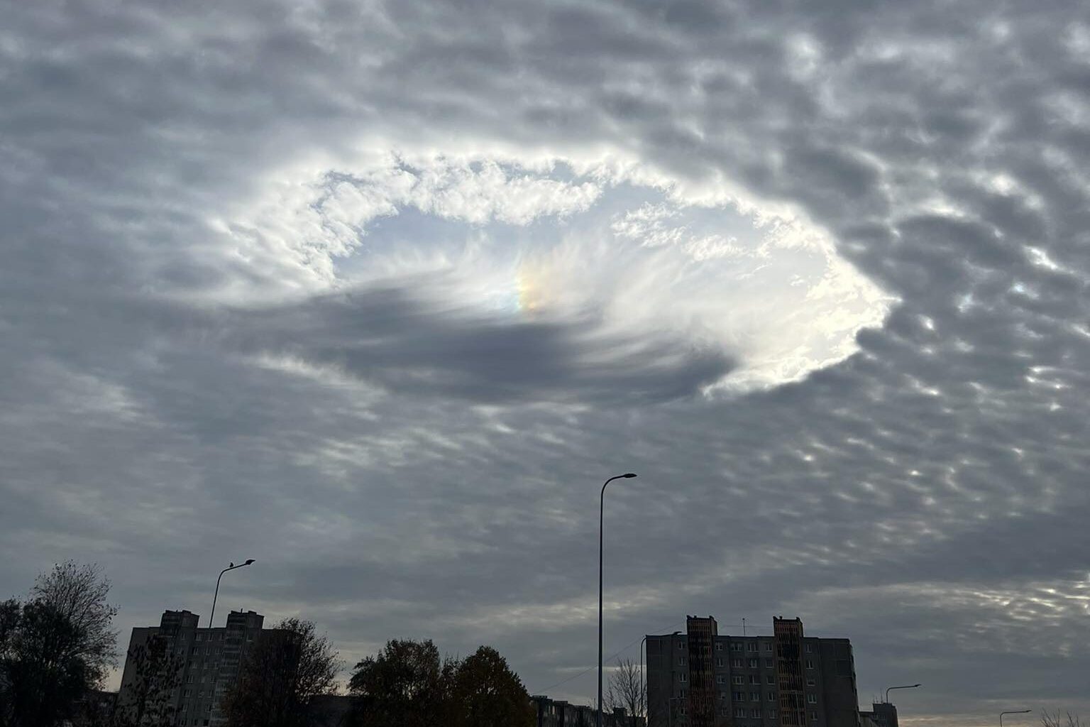 Virš Kėdainių - didžiulė skylė debesyse. Kaip ji ten atsirado?