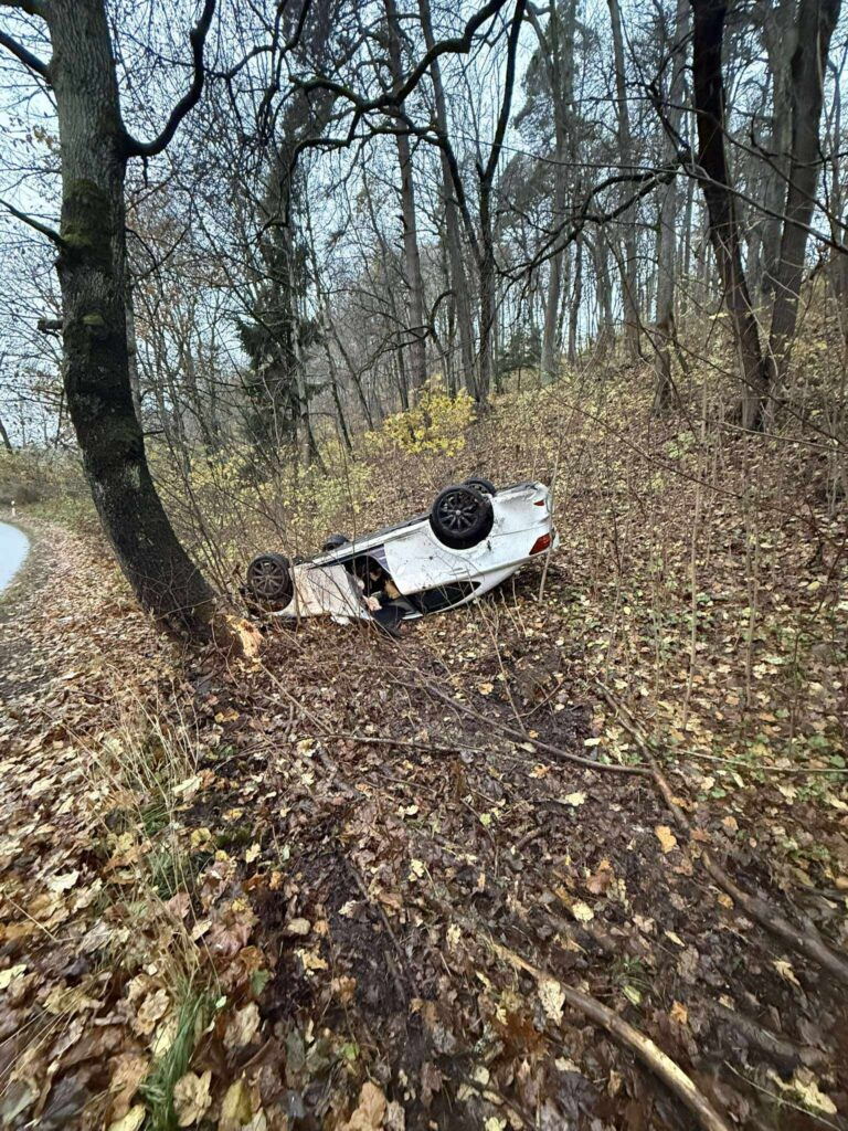 Apvirtęs Lexus prie Verkių rūmų Vilniuje