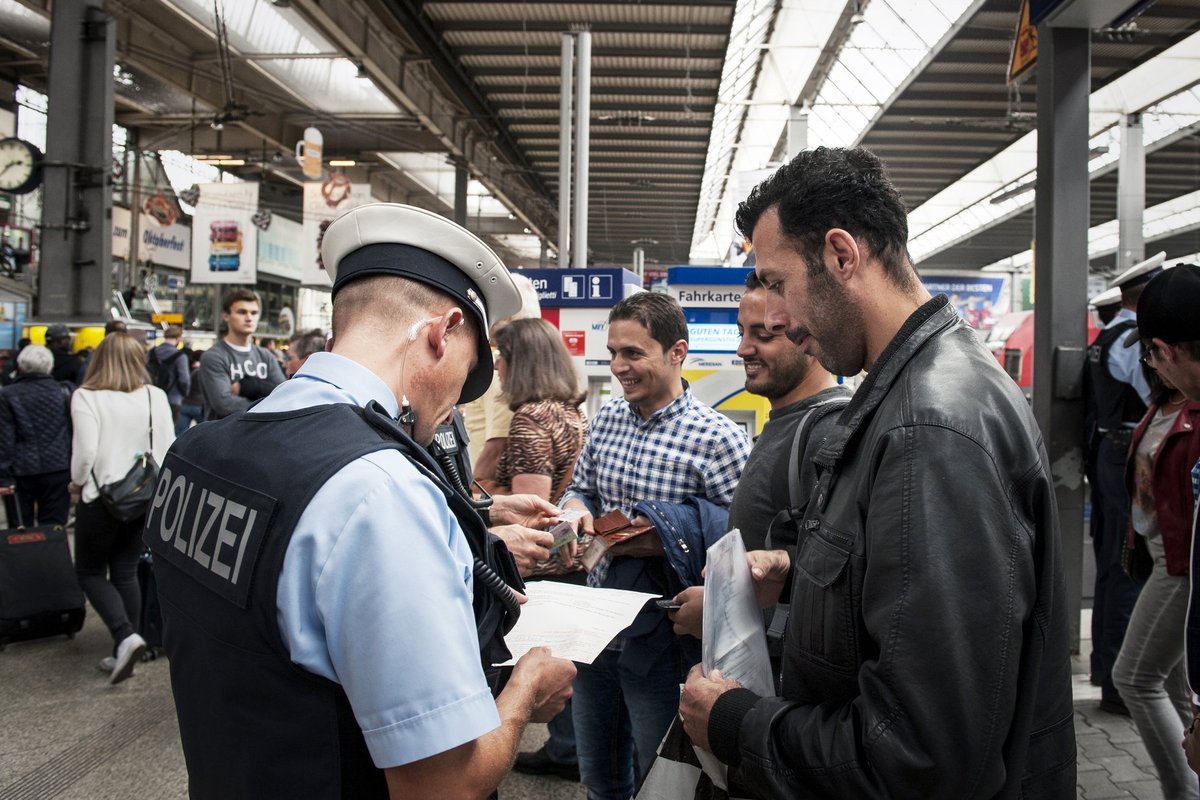 Vokietijoje nuo deportacijos slepiasi tūkstančiai migrantų