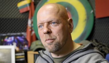 Skyrė jaudinantį vestuvinį sveikinimą Svarui ir Simonai Liaudanskams: kadre – jaunavedžių bučinys