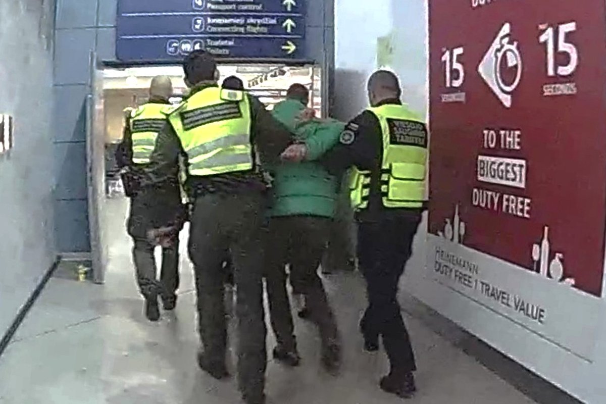 Incidentas Vilniaus oro uoste: girtus keleivius tramdė dujomis