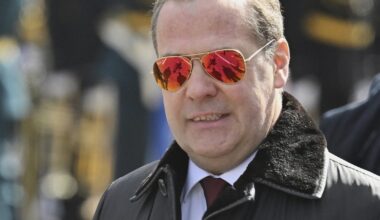 Medvedevas pasiuto: Trumpo sprendimai – karo veiksmas prieš Rusiją