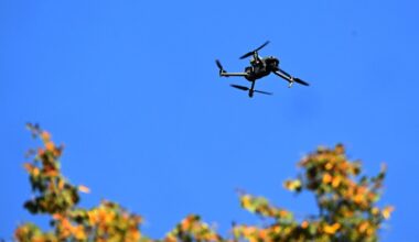 Vokietijoje virš povandeninių laivų statyklos ir elektrinės pastebėti dronai