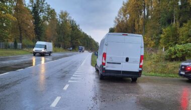 Muitininkai netoli Pasvalio sulaikė mikroautobusą, pilną kontrabandinių cigarečių
