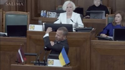 Rusiškai prakalbęs parlamentaras išvarytas iš Latvijos Saeimos posėdžio
