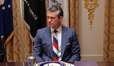 Hegsetho kaklaraištis per Trumpo ir Zelenskio susitikimą sukėlė audrą
