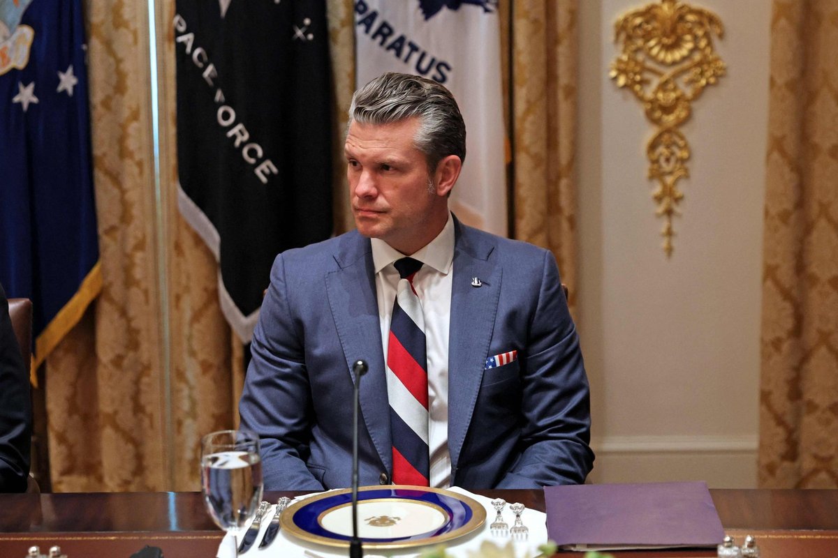 Hegsetho kaklaraištis per Trumpo ir Zelenskio susitikimą sukėlė audrą