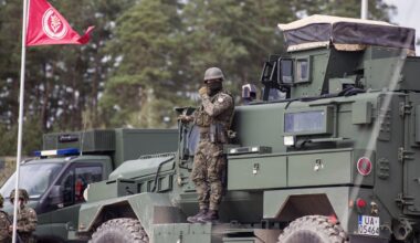 Lenkija toliau investuoja į gynybą: jungsis prie NATO degalų tiekimo tinklo