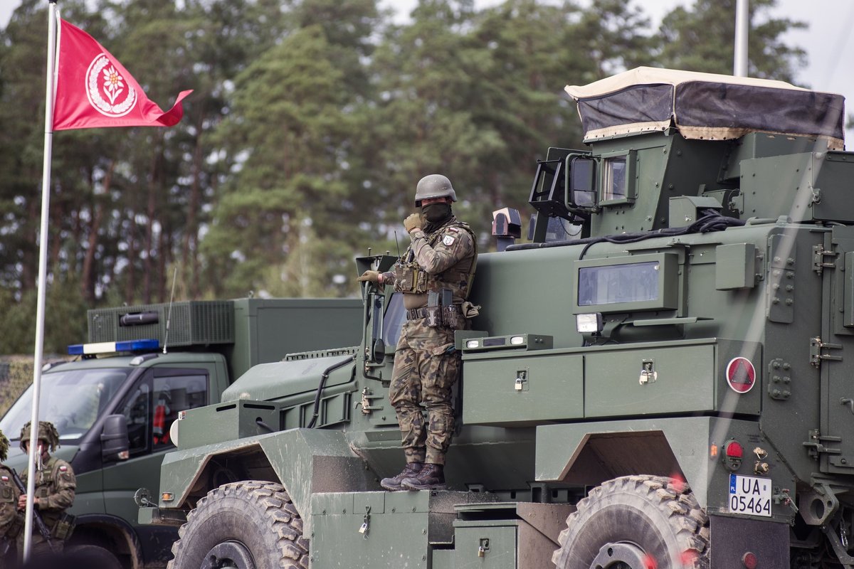 Lenkija toliau investuoja į gynybą: jungsis prie NATO degalų tiekimo tinklo