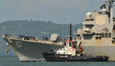 JAV karo laivas, stovėjęs per šūvio atstumą nuo Venesuelos, išplaukė iš Trinidado ir Tobago