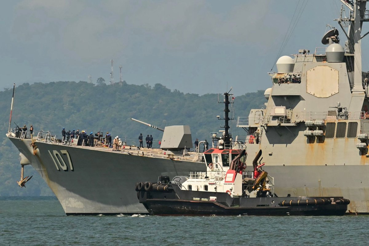 JAV karo laivas, stovėjęs per šūvio atstumą nuo Venesuelos, išplaukė iš Trinidado ir Tobago