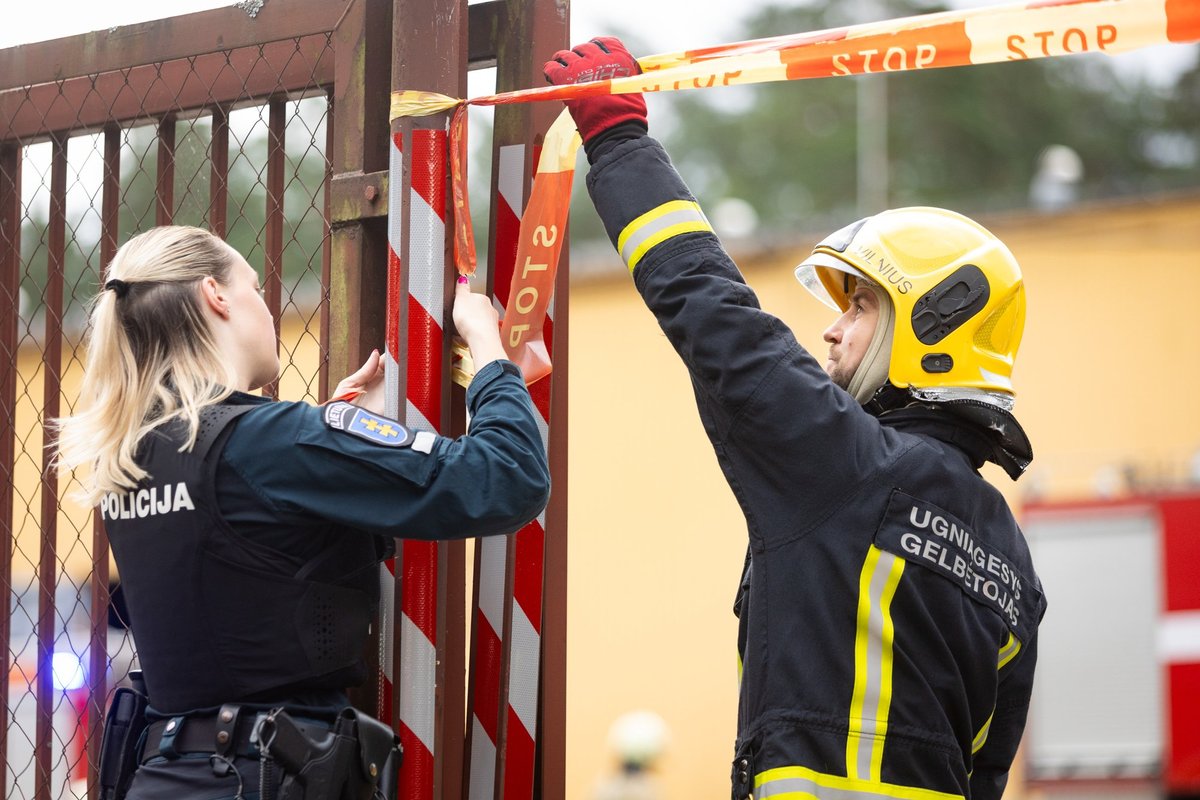 Šiauliuose baimintasi sprogimo, ugniagesiai gelbėjo moterį su vaiku