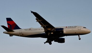 Košmaras lėktuve: smarvė buvo tokia siaubinga, kad lėktuvas turėjo apsisukti