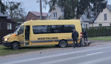 Vilniuje mokyklinis autobusiukas susidūrė su motoroleriu