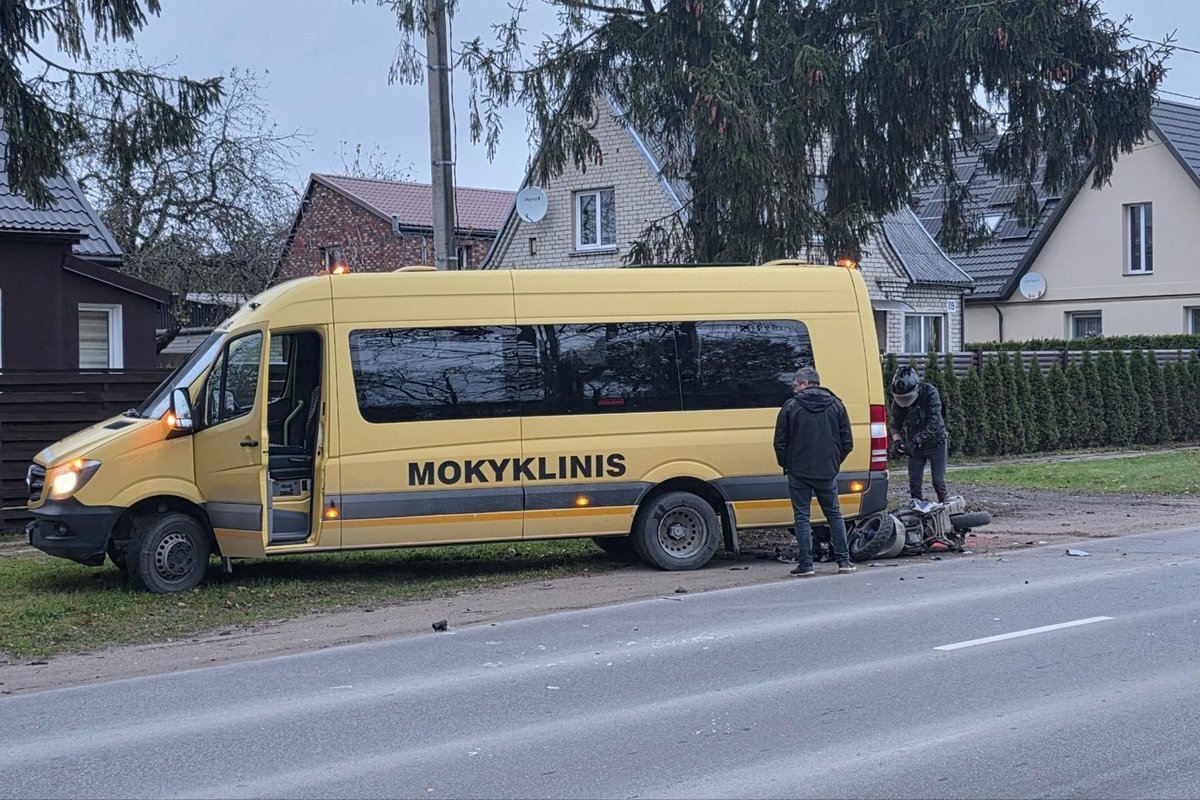 Vilniuje mokyklinis autobusiukas susidūrė su motoroleriu