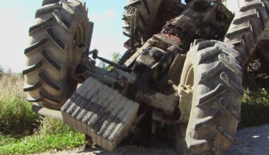 Radviliškio rajone griovyje apvirto traktorius, vairuotojas žuvo