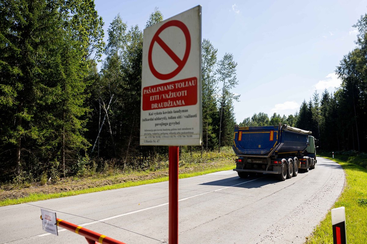 Pradėtas ikiteisminis tyrimas dėl kelmų šalinimo darbų statant Rūdninkų poligoną