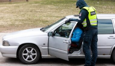 Prie vairo – bauda ne tik dėl telefono: teks mokėti 12 eurų
