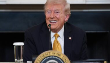 Karas Ukrainoje. Trumpas išjuokė Putino kalbas, kad sankcijos nepalies Rusijos: pažiūrėsime po 6 mėnesių - Delfi