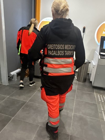 Neblaivi telšiškė įsikūrė tarp bankomatų