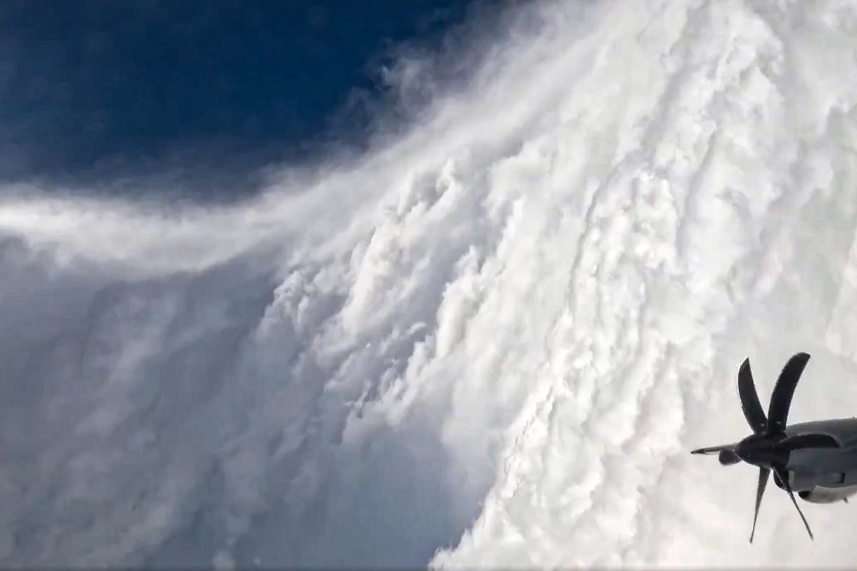 Į stipriausios metų audros epicentrą įskridę „Uraganų medžiotojai“ užfiksavo įspūdingus vaizdus