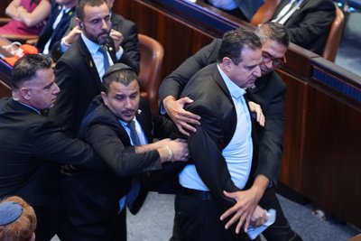 D. Trumpo kalbą trumpam pertraukė kairiųjų pažiūrų parlamento narys