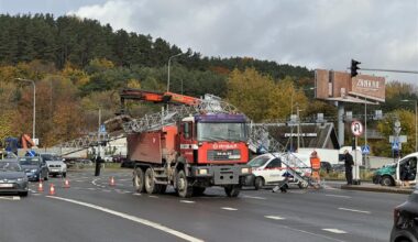 Vilniaus centre krovininis automobilis nulaužė konstrukciją su šviesoforais – dalis eismo juostų uždaryta