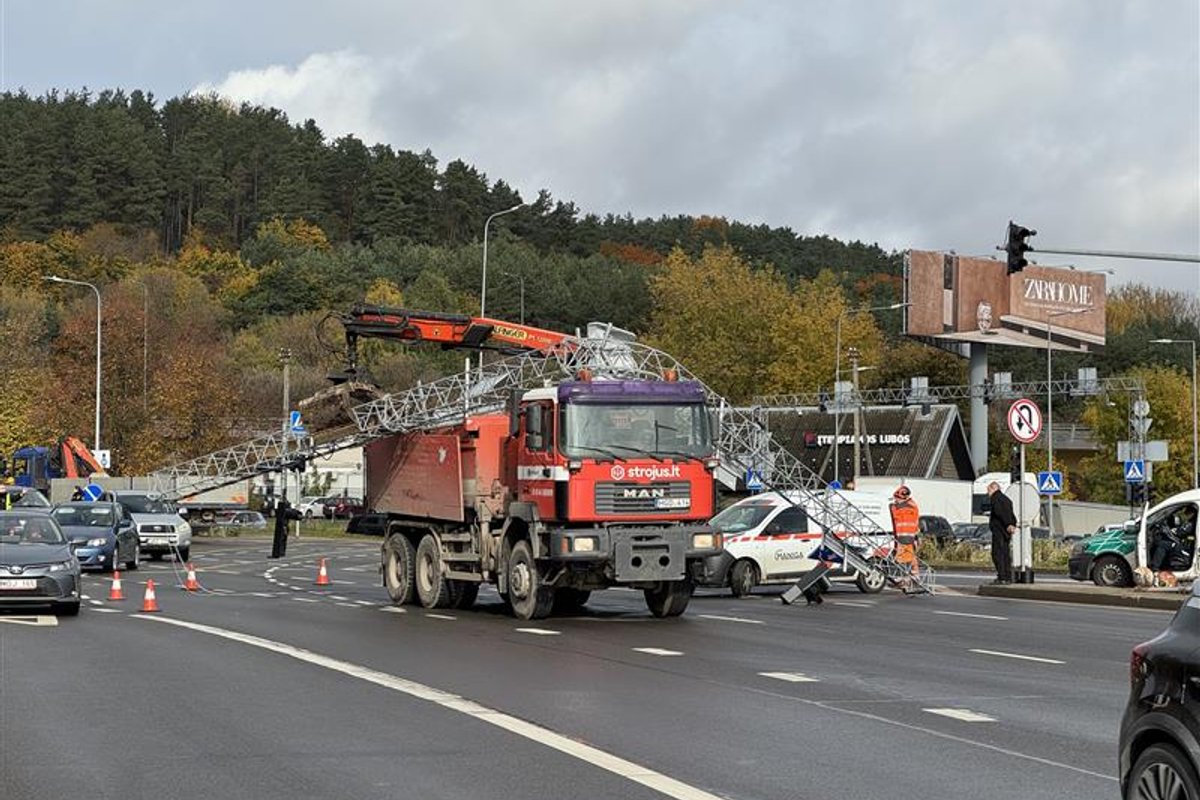 Vilniaus centre krovininis automobilis nulaužė konstrukciją su šviesoforais – dalis eismo juostų uždaryta