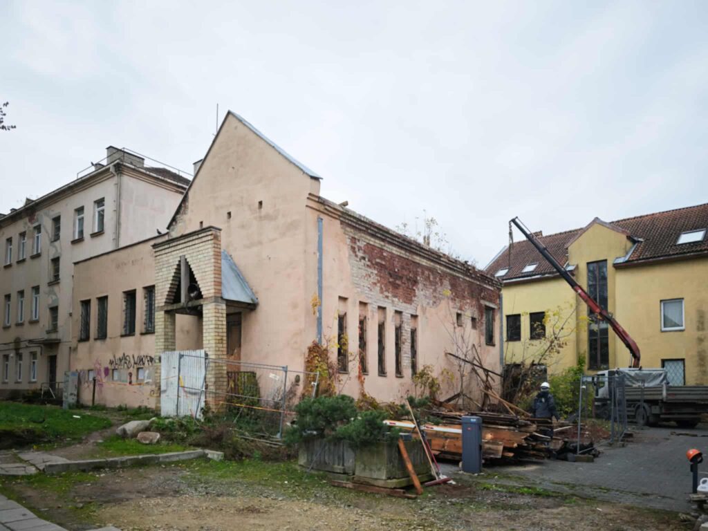 Senamiestyje sugriuvo namo stogas – tik per plauką išvengta aukų – Kas vyksta Kaune