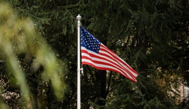 JAV vyriausybei sustabdžius darbą, valstybės tarnautojams tenka skolintis, kenčia karių dvasia