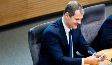 Klausimą dėl apkaltos Paluckui Seimas perkėlė į kitą posėdį