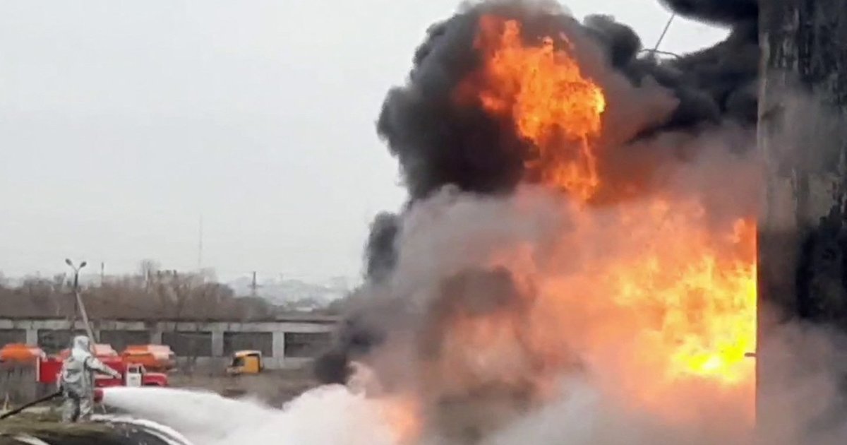 Ukrainos dronai smogė „Rosneft“ gamyklai: kilo milžiniškas gaisras