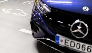 Elektromobilių vairuotojams pereinamasis laikotarpis baigėsi: išrašys baudas