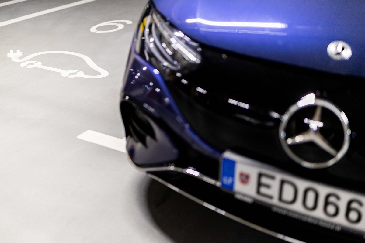 Elektromobilių vairuotojams pereinamasis laikotarpis baigėsi: išrašys baudas