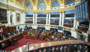 Peru įstatymų leidėjai nušalino šalies prezidentę