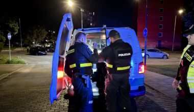 Vilkaviškio rajone neblaivus vyras puolė moterį, namuose rastas pistoletas