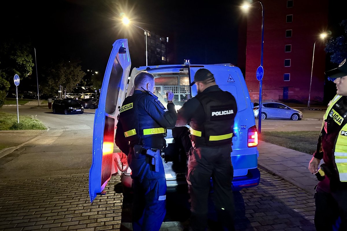 Vilkaviškio rajone neblaivus vyras puolė moterį, namuose rastas pistoletas