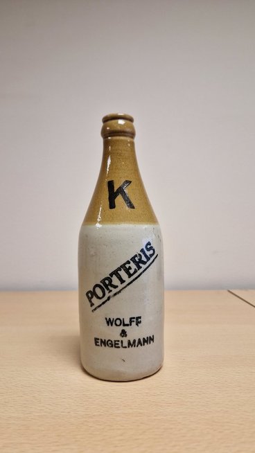Keramikinis buteliukas eksportui į užsienio šalis, XX a. 4 dešimtmetis, AB Volfas Engelman kolekcija  Keramikinis buteliukas eksportui į užsienio šalis, XX a. 4 dešimtmetis, AB Volfas Engelman kolekcija