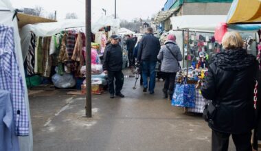 Pamačius, kuo turguje prekiauja moteris, apstulbo net pareigūnai: skubiai įspėja visus