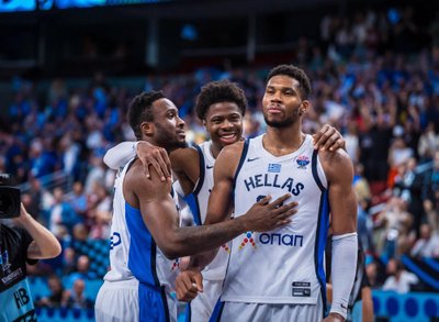 (nuo kairės) broliai Thanasis, Kostas ir Giannis Antetokounmpo