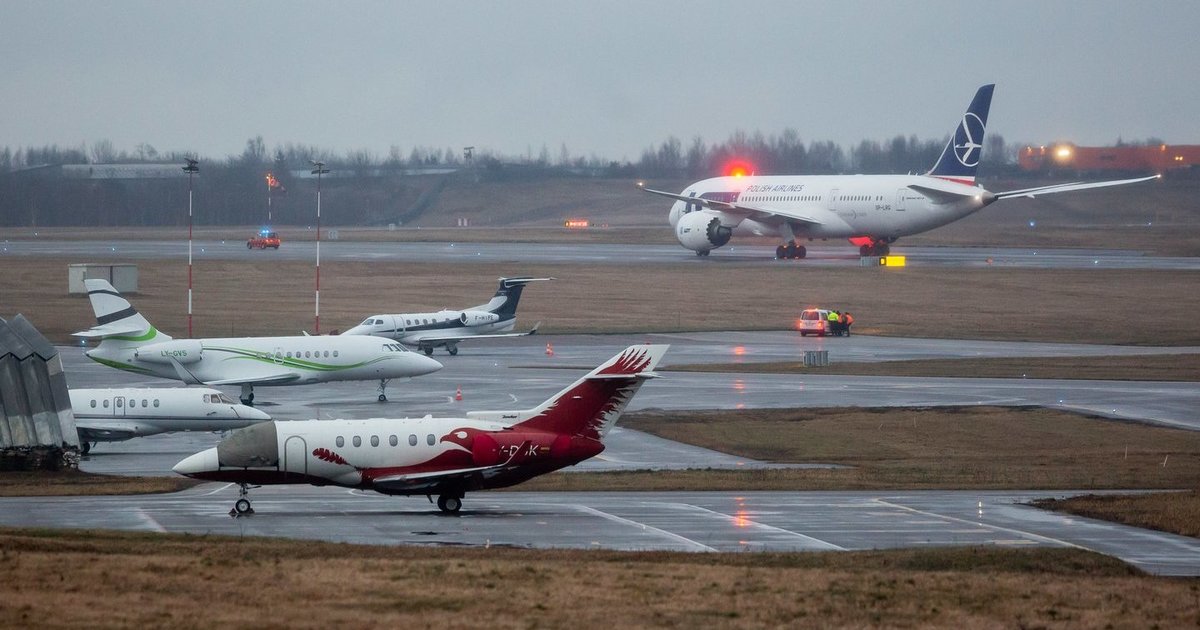Pakilęs lėktuvas pradėjo sukti ratus virš Lietuvos: pasakė, kas atsitiko
